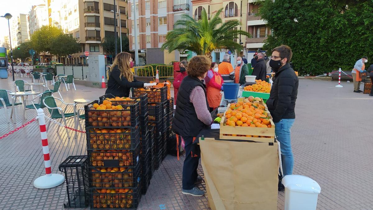 El concejal Fernando Navarro, en una visita a la Fira de la Taronja, recinto que complementará el nuevo mercado en la vía pública.
