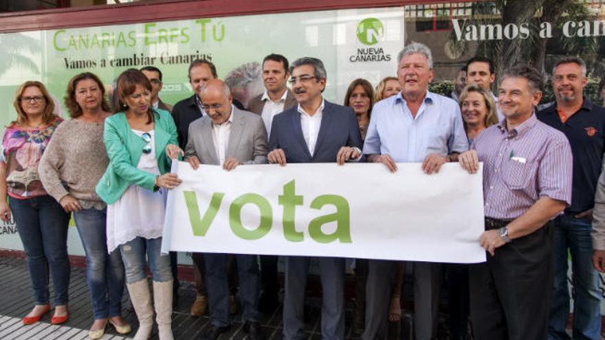 Dirigentes de Nueva Canarias, en un acto electoral de los comicios autonómicos y locales de 2015.