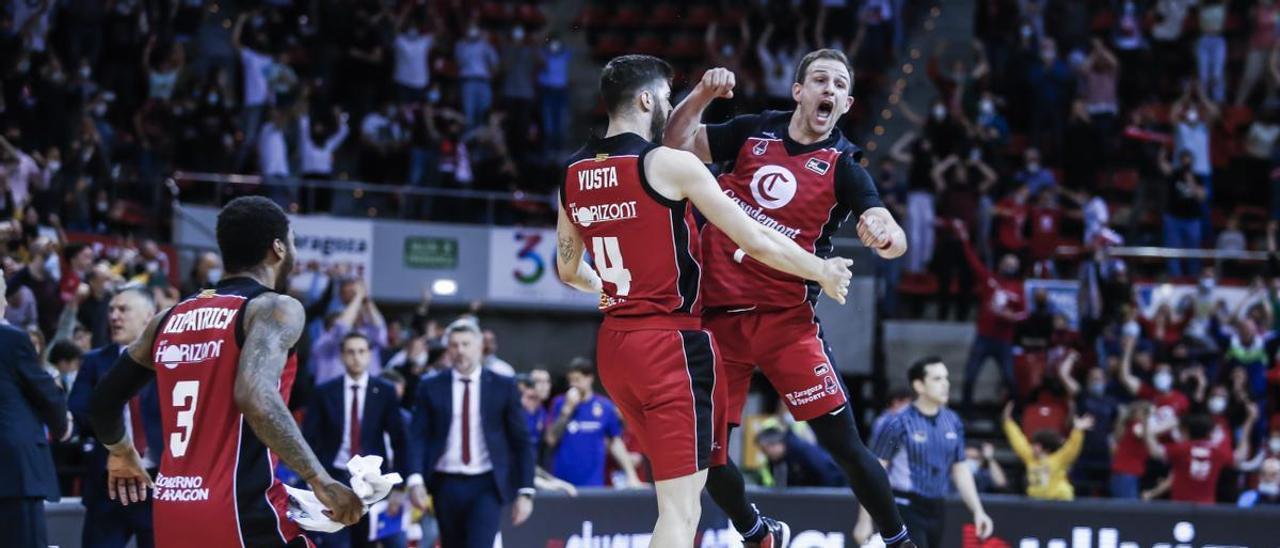 Yusta y Ferrari celebran el triunfo ante el Barcelona.