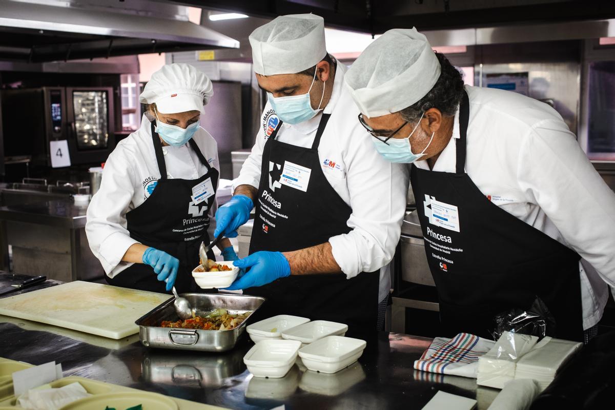 El equipo del Hospital Virgen de la Poveda se afanan en la preparación del menú que presentan al certamen culinario.