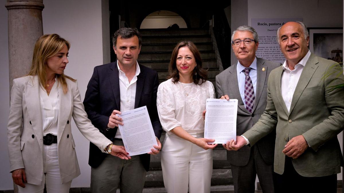En el centro los líderes del PP en Málaga y Cádiz, Patricia Navarro y Bruno García, acompañados por el presidente de la Diputación de Málaga, Francisco Salado, y otros dirigentes populares