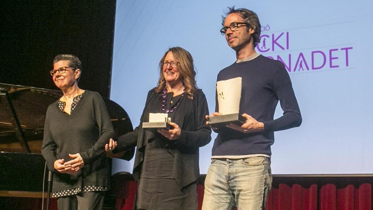 Vicki Bernadet (i) con los premiados, Chelo Alvarez-Stehle y James Rhodes.