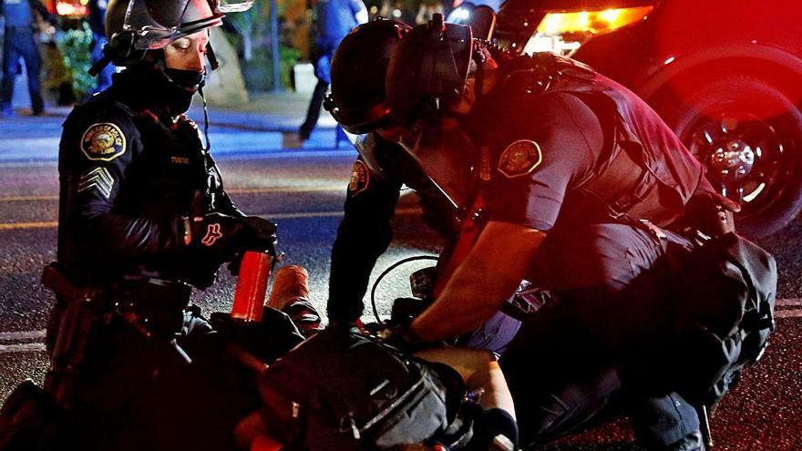 La policia deté un manifestant en una jornada de les protestes antiracistes a Portland.