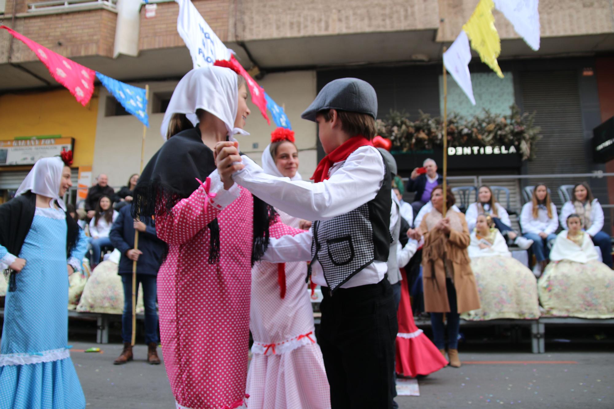 Búscate en las fotos del premio al Barri València en la cabalgata del Ninot infantil de Burriana