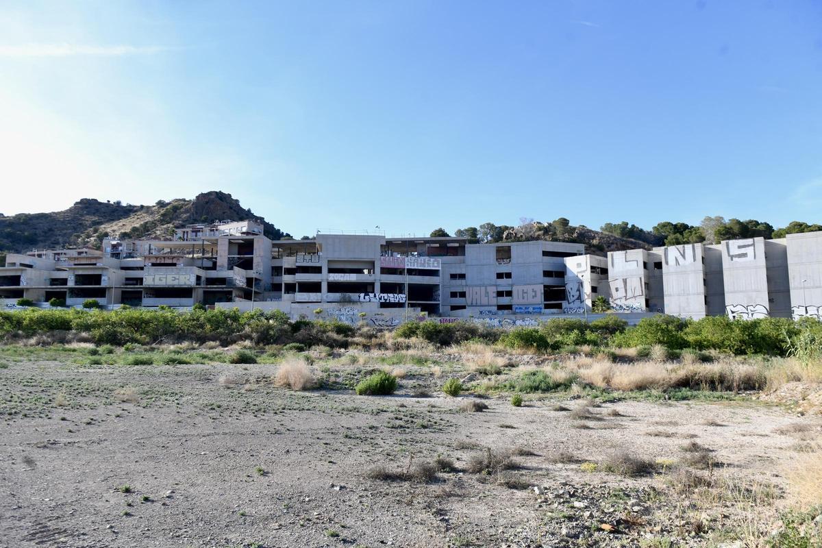 Las instalaciones de El Esparragal que iban a acoger el Centro Alzheimur y la sede del 112, repletas de grafitis.
