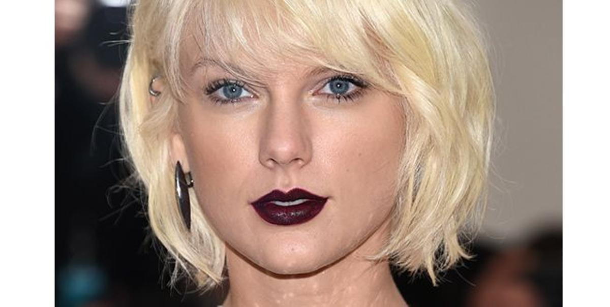 Taylor Swift con labios oscuros