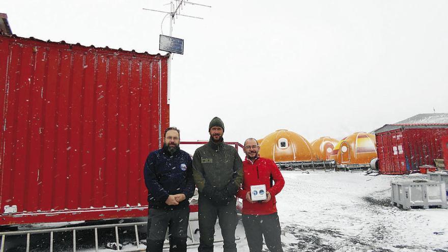 El comandante de la Brilat Alberto Salas, flanqueado por Miquel Ángel de Pablo y Manuel Prieto, que sostiene el dispositivo vigués para enviar datos por satélite desde la Antártida. // Duvi