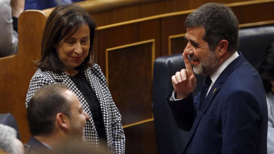 Jordi Sànchez conversant amb la ministra de Defensa Margarita Robles.