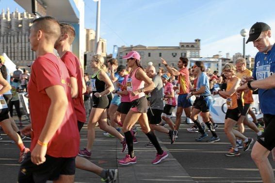 Start der Läufer beim Palma de Mallorca Marathon