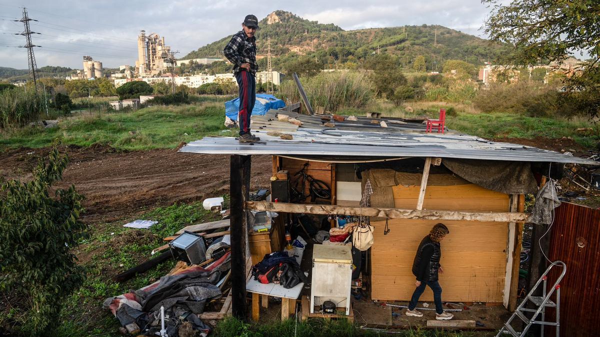 Montcada expulsa a 20 personas que vivían en chabolas