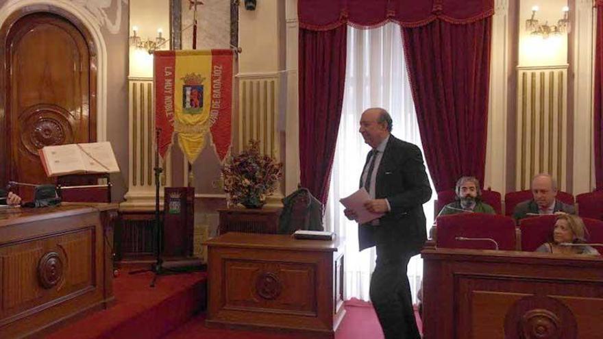 López Iglesias abandona el pleno tras presentar su dimisión como concejal de Badajoz