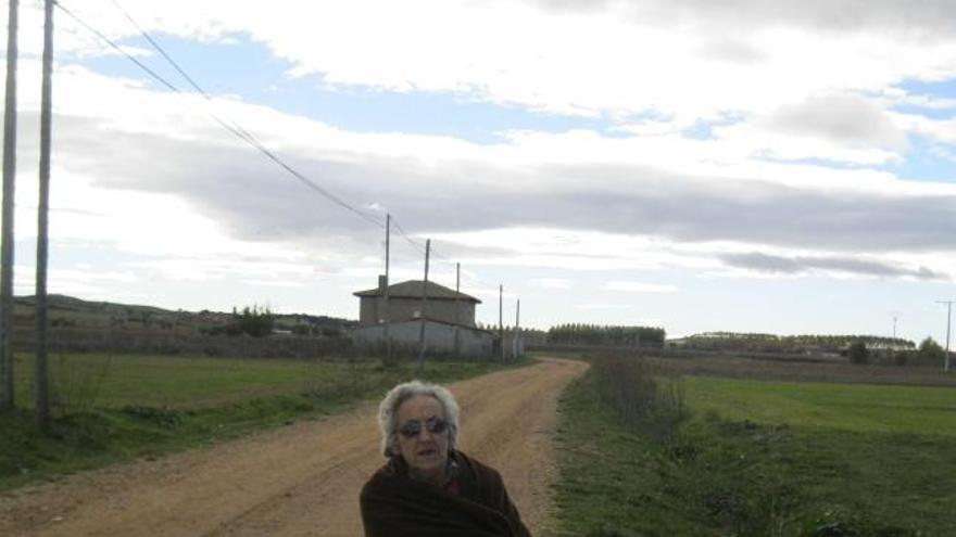 Una vecina de La Torre del Valle camina, ayer, por la vía de Paladinos.