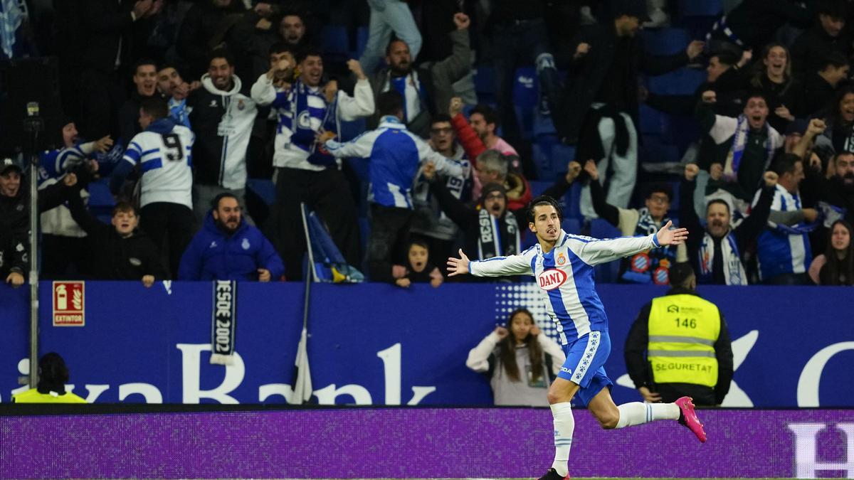 Pere Milla celebra su gol frente al Sevilla en Cornellà.