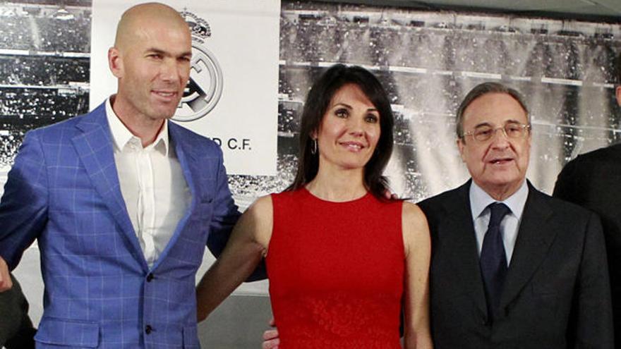 Véronique Fernández entre Zidenide Zidane y Florentino Pérez