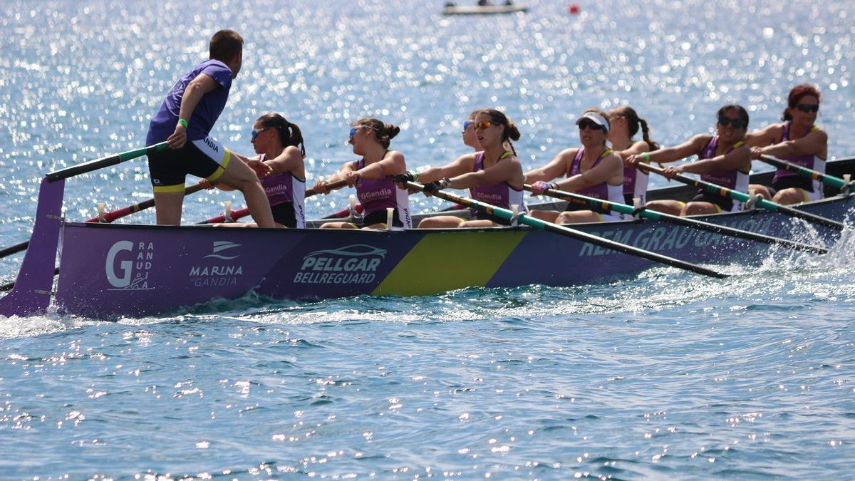 Las féminas absolutas del club grauero, en la regata de Benidorm