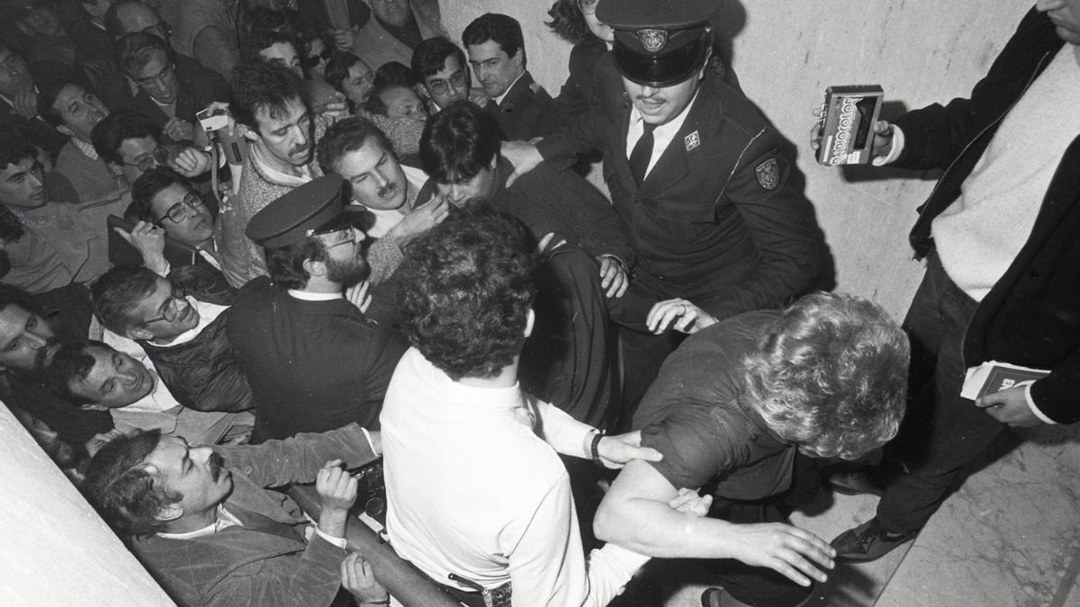 Alzira 1986. Decenas de comerciantes que protestaban en una manifestación contra los embargos ocasionados por la Pantanada tomaron durante horas el Ayuntamiento de Alzira.