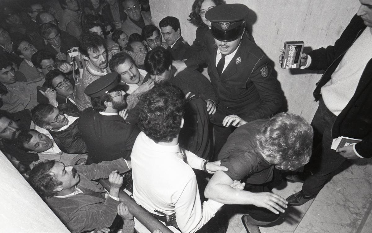 Alzira 1986. Decenas de comerciantes que protestaban en una manifestación contra los embargos ocasionados por la Pantanada tomaron durante horas el Ayuntamiento de Alzira.