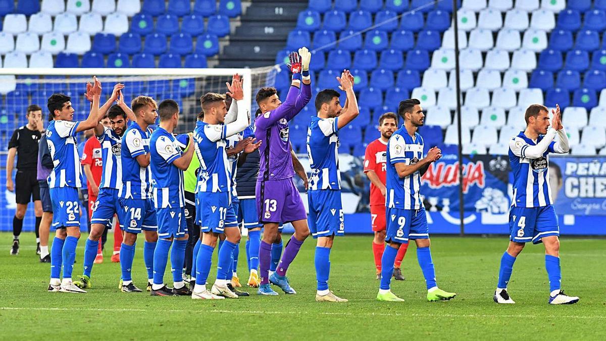 Los jugadores saludan a la grada en el partido contra el Marino. |  // VÍCTOR ECHAVE