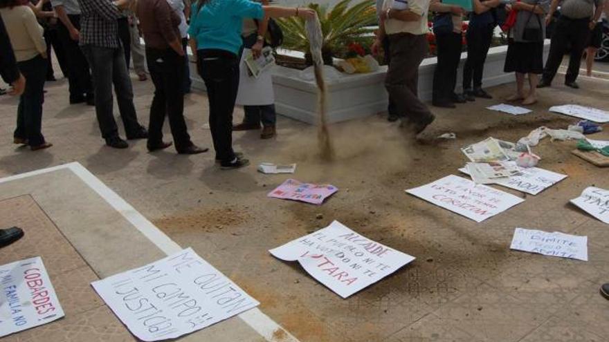 Protesta. Algunos vecinos mostraron su enfado a las puertas del Ayuntamiento.