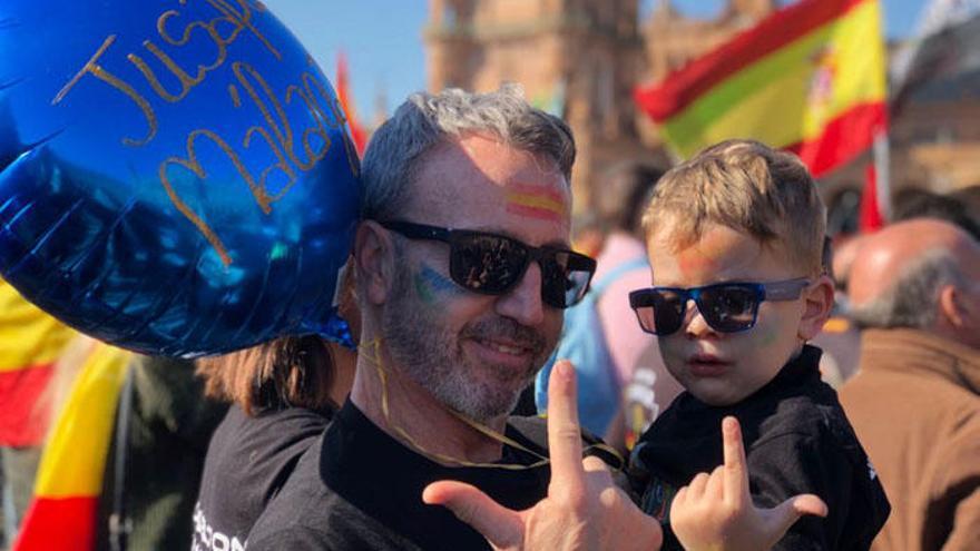 Miguel Millán en una de manifestación de Jusapol con su nieto.