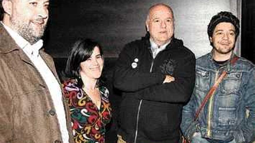 El humorista, acompañado de Sánchez Vidal, Isabel Pérez y Fernando Dacosta. / IÑAKI OSORIO