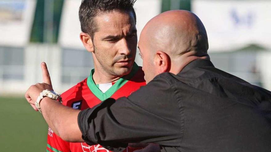 Alberto Mariano da instrucciones a Javicho en un partido jugado en A Estrada. // Bernabé