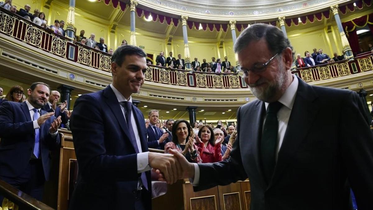 Pedro Sánchez saluda a Mariano Rajoy al final del pleno de la moción de censura, el pasado viernes.