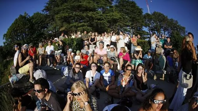 Así se vivió el eclipse en el monte de O Castro, en Vigo