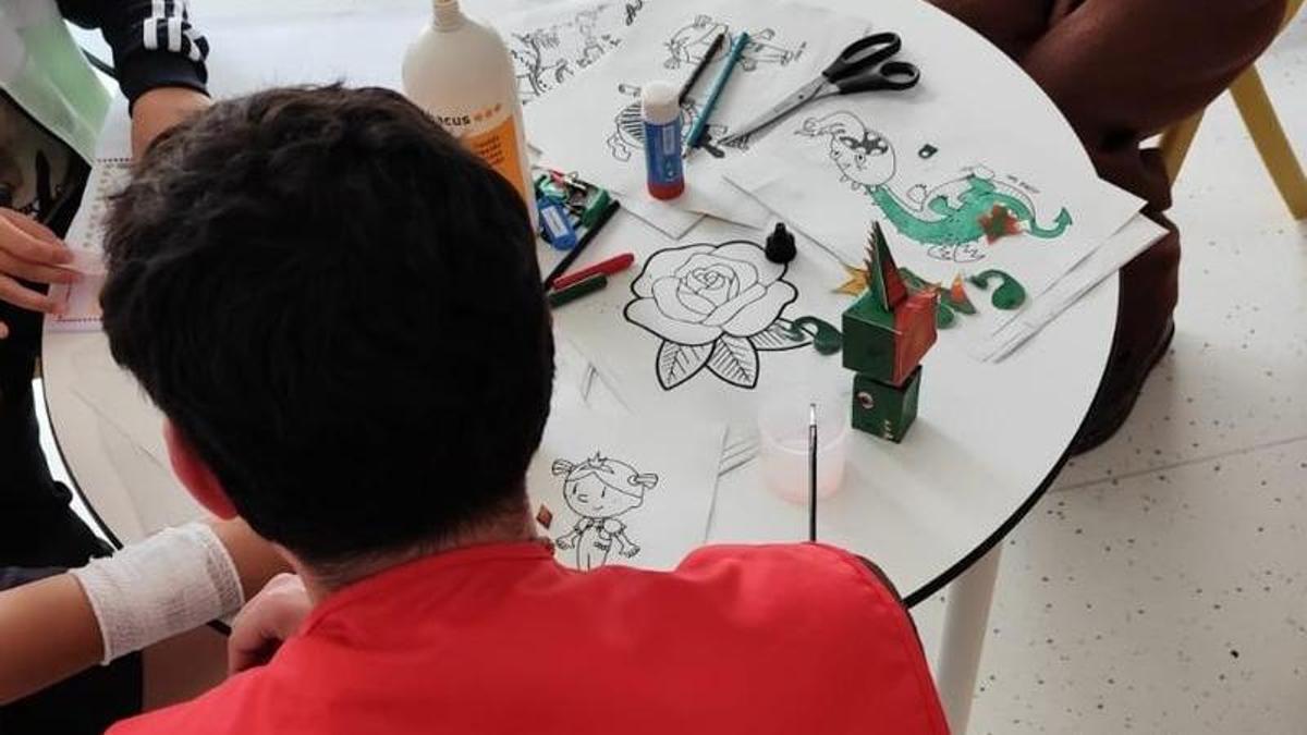 Una persona voluntària acompanyant un grup d'infants.
