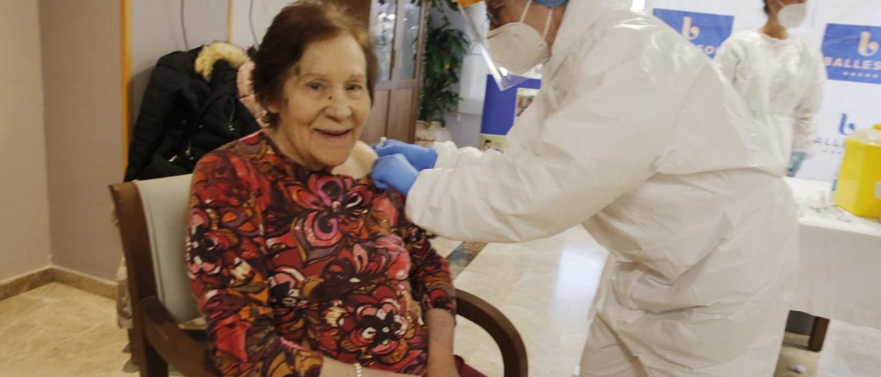 Vacunación en la residencia de mayores Ballesol.