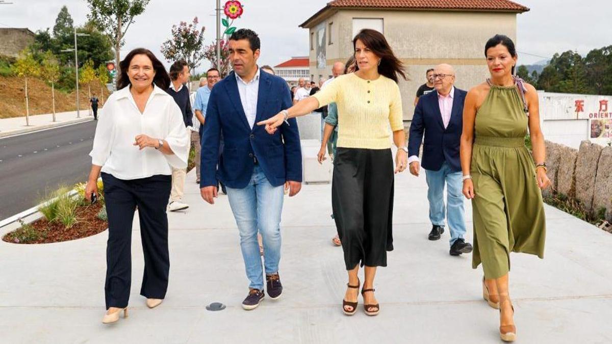Un momento de la inauguración en la rotonda de Puxeiros, ayer.