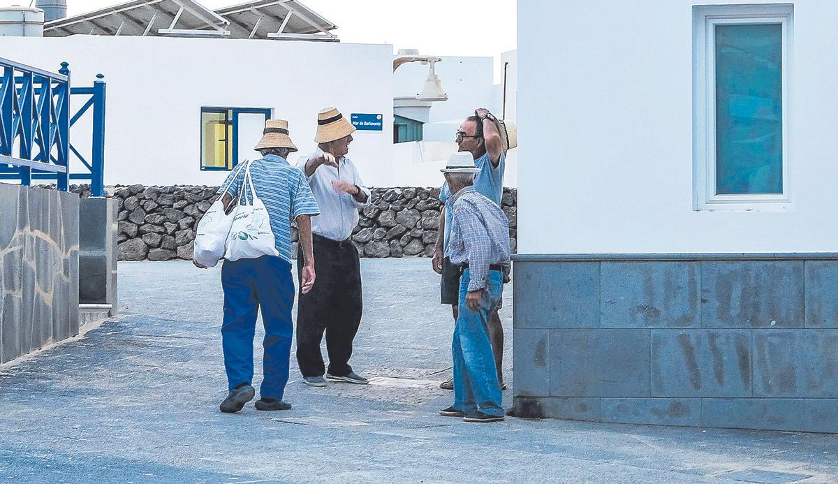 Vecinos de Caleta del Sebo, el principal núcleo poblacional en la isla de La Graciosa.