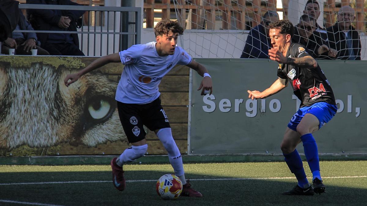 El Ontinyent 1931 conduce el balón en un lance del partido contra el Crevillent.
