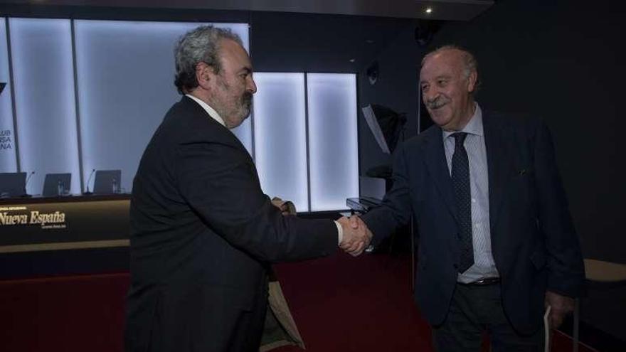 Manuel Paredes, vicepresidente del Real Oviedo, saluda a Del Bosque en el acto de ayer.