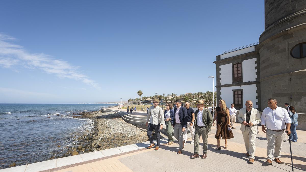 Antonio Morales,  Alejandro Marichal y Carlos Álamo, ayer, junto a sus equipos en el entorno rehabilitado en el Faro de Maspalomas.