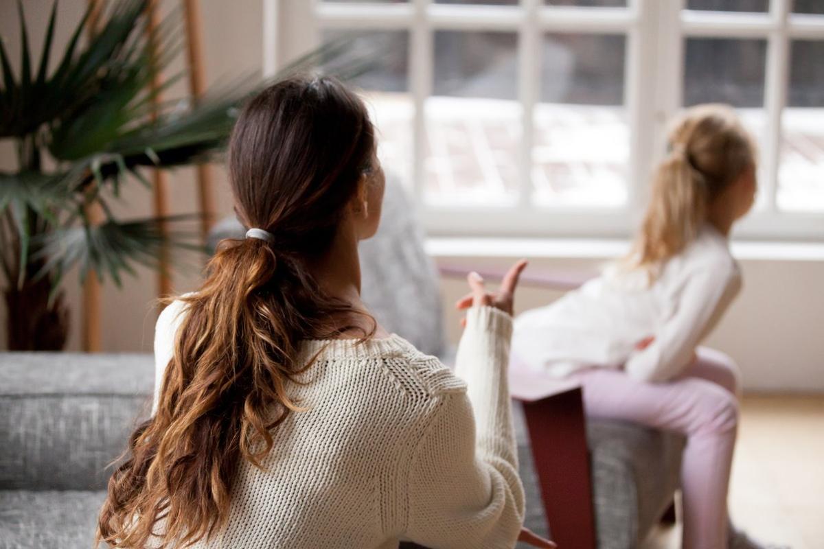FOTO BAJADA DE 123RF EL 17 DE ENERO PARA ILUSTRAR EL ARTICULO ’AsÃ­ debes marcar lÃ­neas rojas a tus hijos: cinco claves para poner lÃ­mites’.  Rear view at mother scolding daughter, strict young mom talking to kid reprimanding offended stubborn girl for bad behavior demanding discipline at home, family conflicts and child punishment concept. MADRE, HIJA, EDUCACION, LINEA ROJA, LIMITE, ENSEÃ’AR, EDUCAR, ENSENYAR, LECCION, REGAÃ’AR, REGANYAR, LIMITES, PATERNIDAD, MATERNIDAD. FOTO DE 123RF