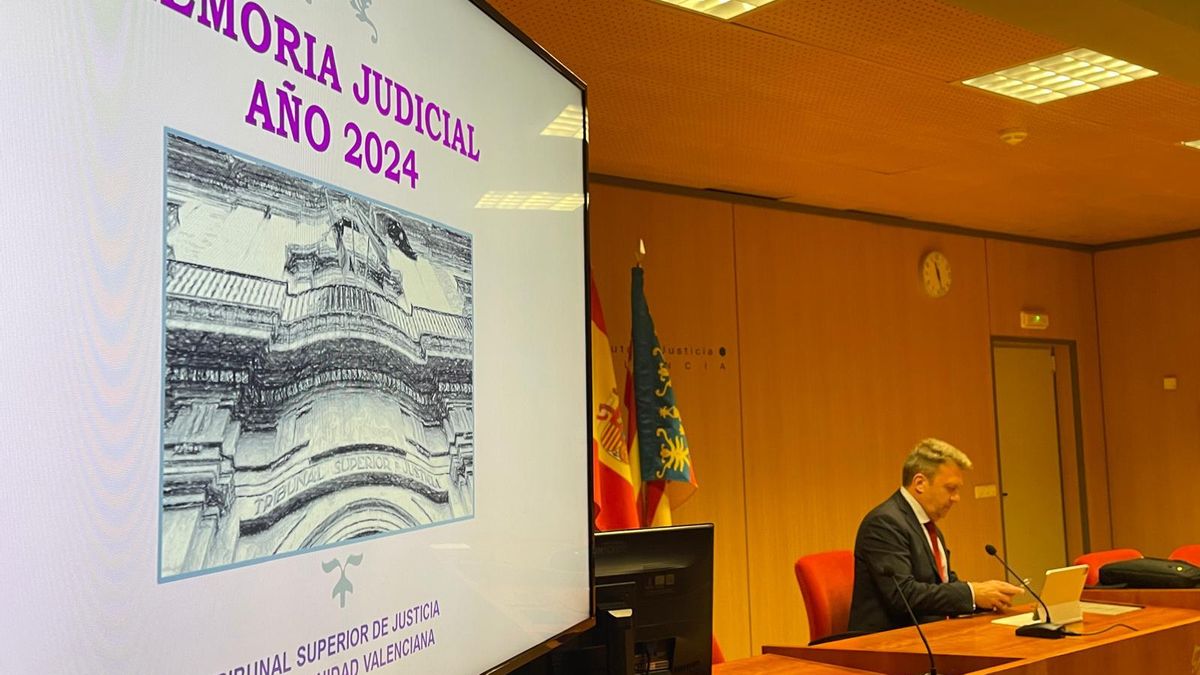 El presidente del TSJCV Manuel Baeza, al inicio de la rueda de prensa en la Ciudad de la Justicia.