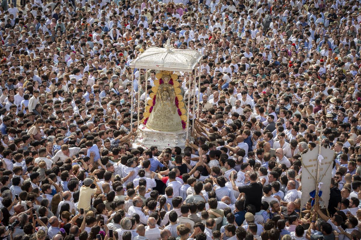 FOTODELDÍA ALMONTE (HUELVA), 25/05/2026.- Los romeros de las 127 hermandades filiales de la Virgen del Rocío reciben la visita de la imagen a la que profesan su fe, la también llamada la Blanca Paloma, que como cada Lunes de Pentecostés sale de su Santuario para acercarse a sus fieles. EFE/ Alberto Díaz