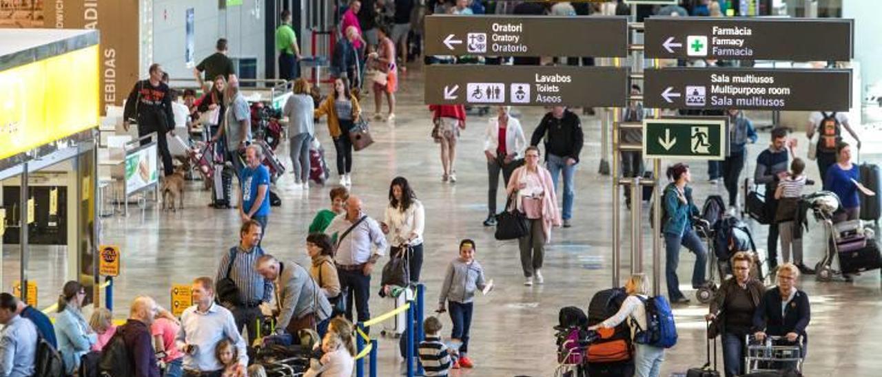 Vista general de la planta de llegadas del aeropuerto de Alicante-Elche, por la que han pasado este año cerca de 14 millones de pasajeros.