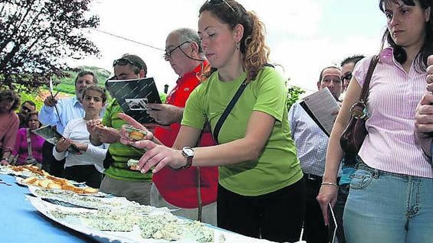 Asistentes ayer a la cata del queso de Cabrales celebrada en la plaza de Arenas.