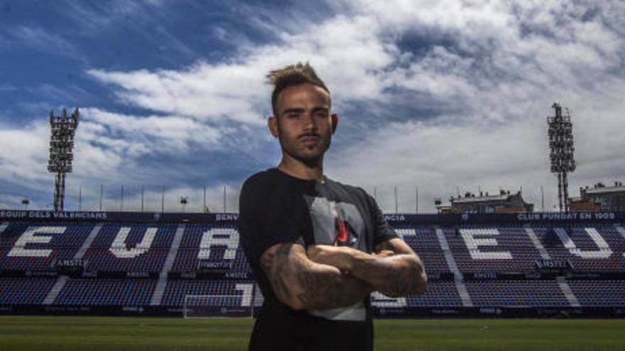 Roger posando en el estadio.