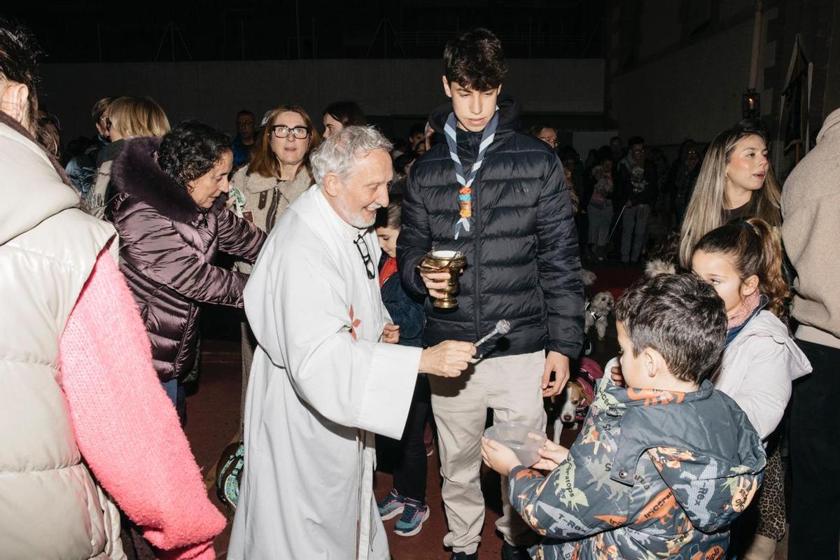 Un momento de la bendición de los animales, este sábado en el distrito marítimo.