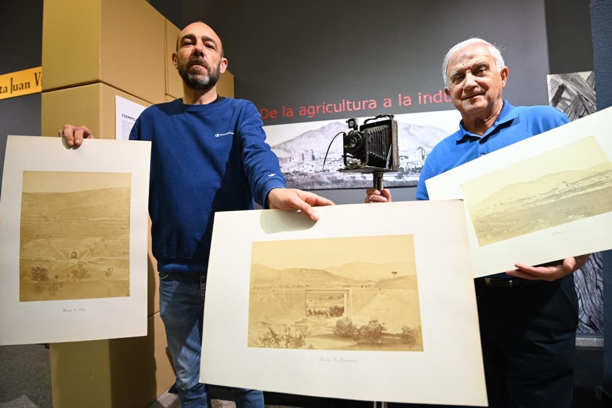 Tomás Palau y Francis Valero, de la asociación Mosaico, junto a las tres fotofrafías originales.