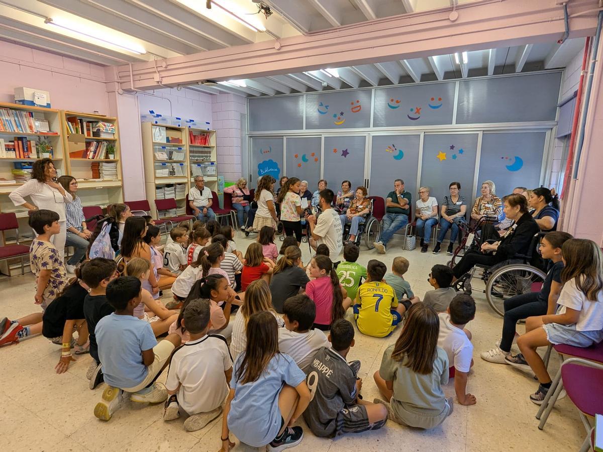 Taller intergeneracional promovido por el departamento del Vinalopó en un colegio de Elche