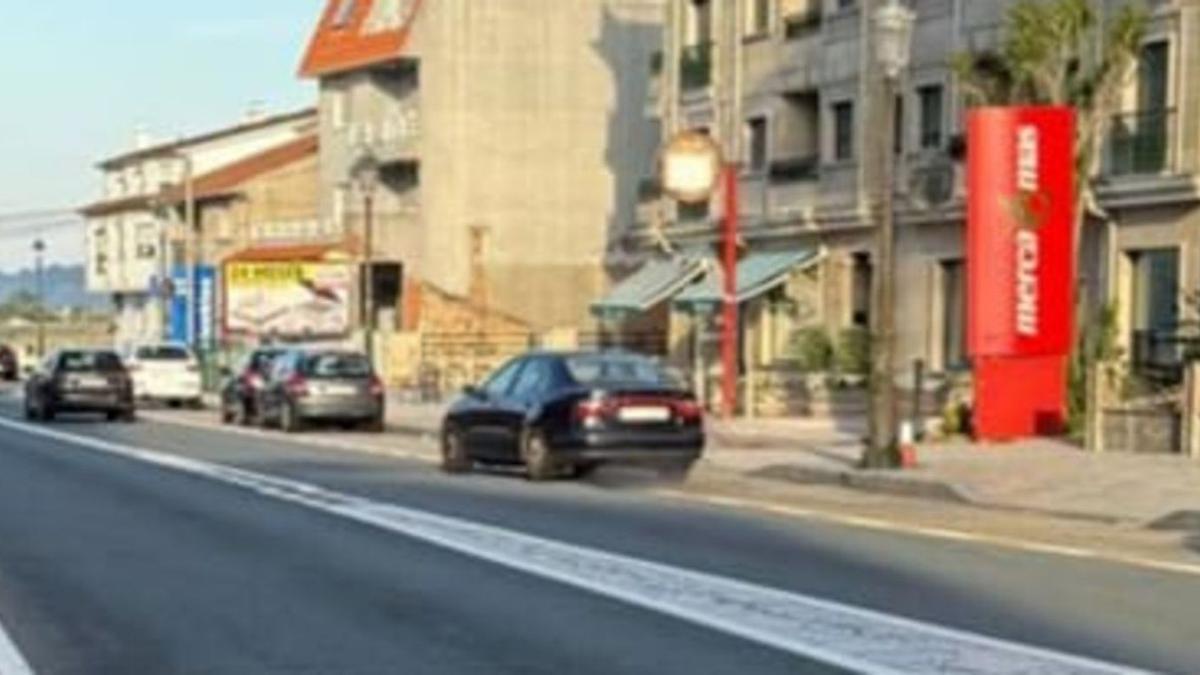 El vehículo del asaltante estacionado en las proximidades de la librería Corel.