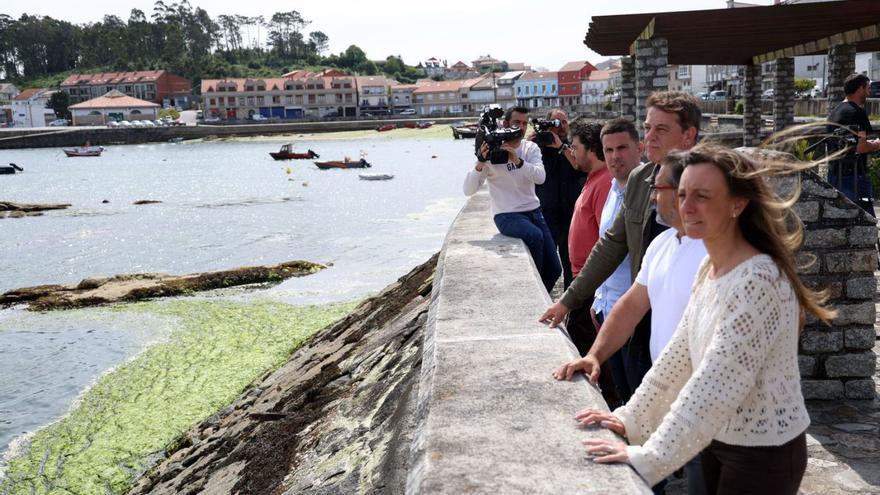 Besteiro durante su visita a A Illa de Arousa.