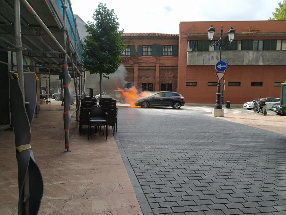 Susto en el centro de Oviedo al arder un coche en marcha.