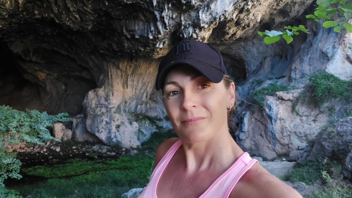 La edil del Partido Popular María de las Huertas García en la Cueva del Agua en la Sierra de Cazorla, Segura y las Villas.