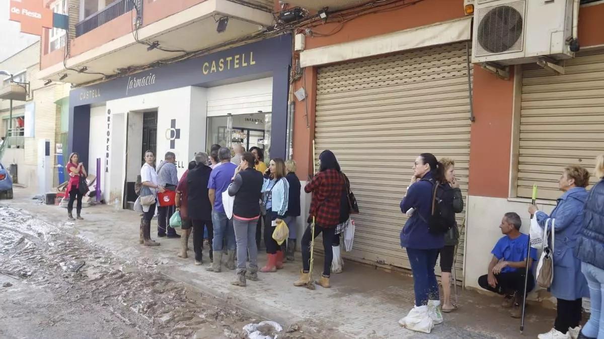 Imagen de  archivo de la cola de personas a la puerta de una farmacia de Algemesí tras la dana.