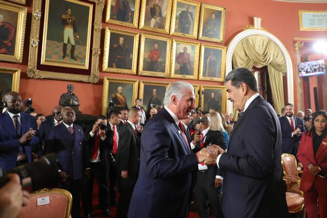 AME201. CARACAS (VENEZUELA), 10/01/2025.- Fotografía cedida por el Palacio de Miraflores del presidente de Venezuela, Nicolás Maduro (d), saludando a su homólogo de Cuba, Miguel Díaz-Canel, este viernes, en Caracas (Venezuela). Maduro fue juramentado como el presidente de Venezuela, para el período 2025-2031, por la Asamblea Nacional (AN, Parlamento), controlado por el oficialismo, pese a que la oposición mayoritaria reivindica que Edmundo González Urrutia fue el ganador de los comicios de julio pasado. EFE/ Palacio de Miraflores /SOLO USO EDITORIAL/ SOLO DISPONIBLE PARA ILUSTRAR LA NOTICIA QUE ACOMPAÑA (CRÉDITO OBLIGATORIO). /SOLO USO EDITORIAL/ SOLO DISPONIBLE PARA ILUSTRAR LA NOTICIA QUE ACOMPAÑA (CRÉDITO OBLIGATORIO)